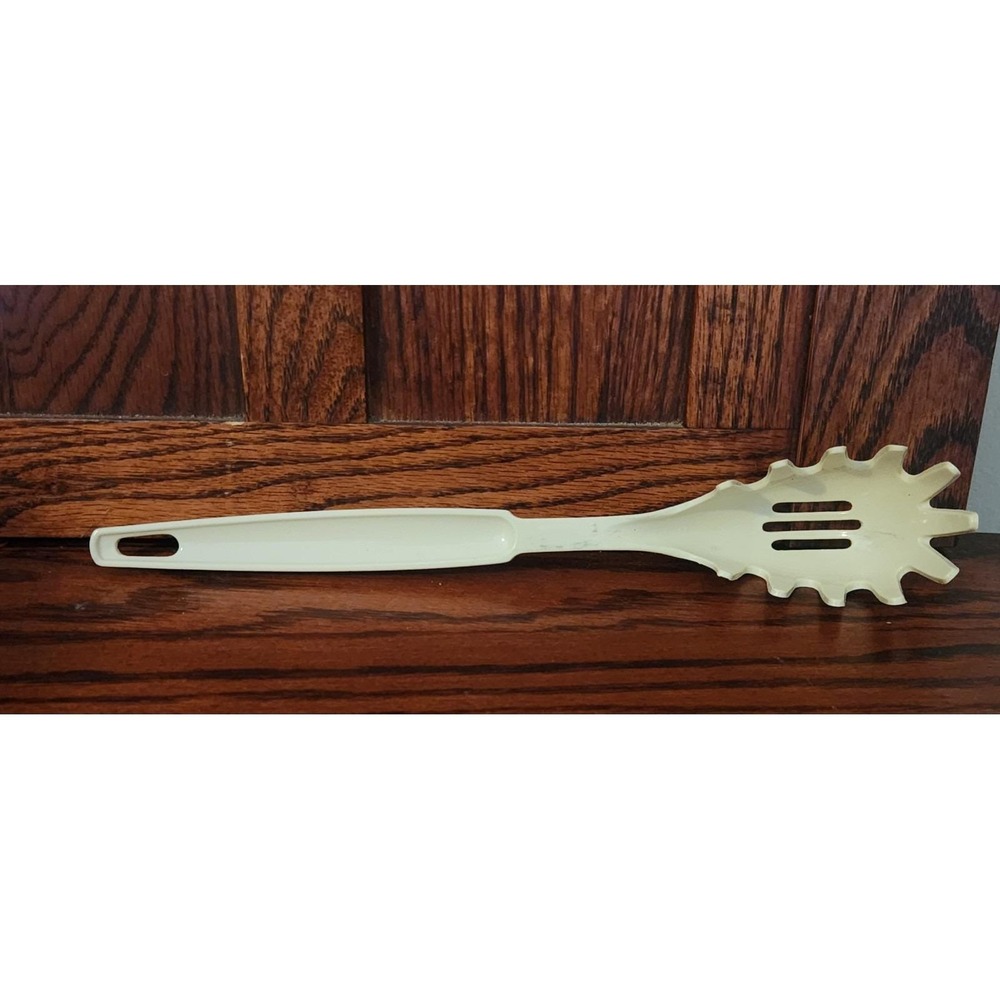 Vintage Ecko Plastic Pasta Slotted Spaghetti Spoon‎ USA. Off White